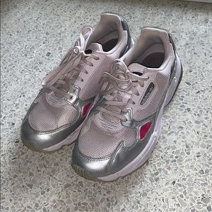 Adidas falcon sneakers 7.5